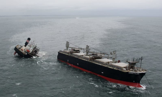 载有中国船员货船在日本港口触礁 船体断成两半