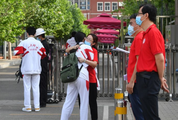 6月7日7时许，中国人民大学附属中学朝阳学校，考生进考场前与老师拥抱。