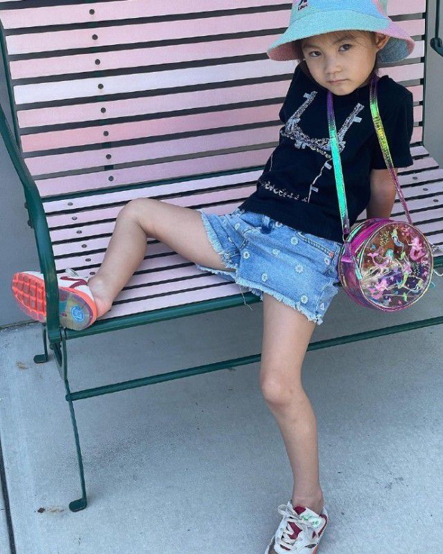 陈冠希晒女儿近照 4岁Alaia酷炫摆pose像超模妈妈