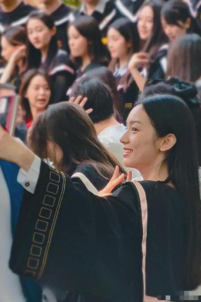 北电拍毕业照王俊凯关晓彤周也等穿学士服现身2