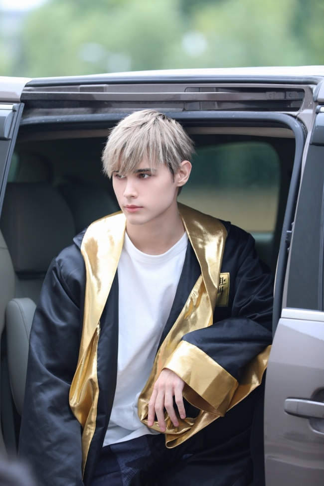 创造营利路修深夜发文报平安疑因录节目受伤