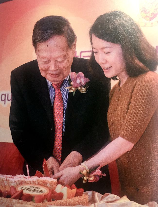 杨振宁先生百岁生日现场照 与翁帆十指紧扣切蛋糕