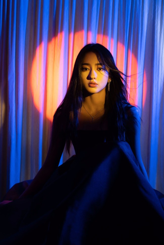 李宛妲出席活动黑色露肩裙彰显灵动气质4