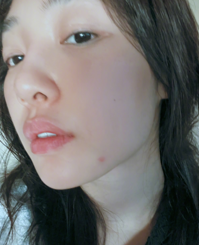 37岁白百何晒素颜怼脸自拍脸上长痘十分显眼