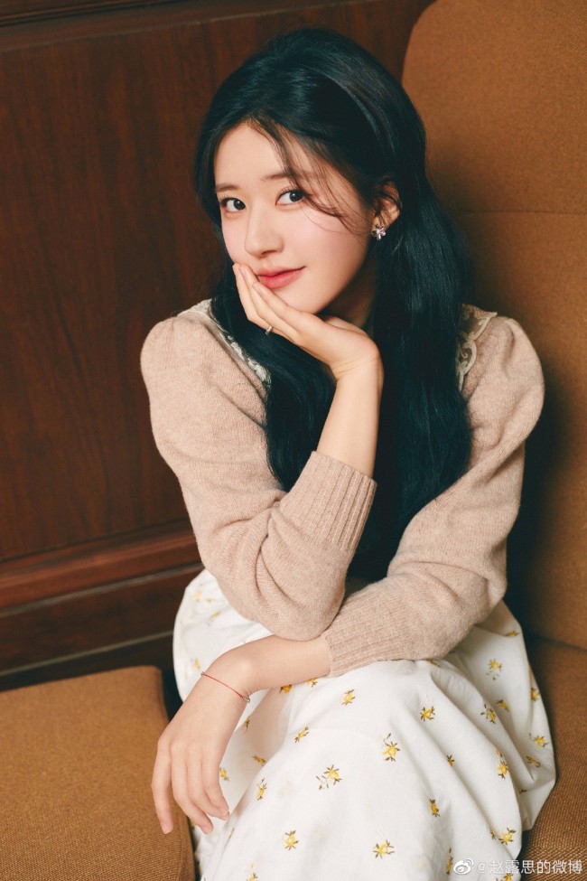 赵露思穿碎花裙拍照笑容甜美可爱俏皮