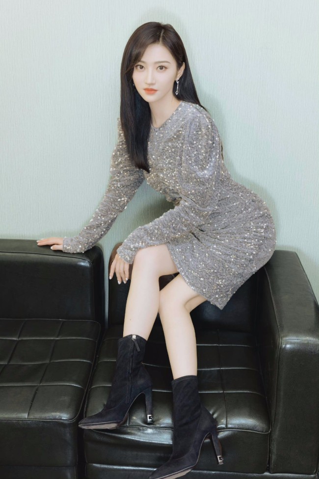 景甜穿亮片短裙配短靴身材纤细白到发光