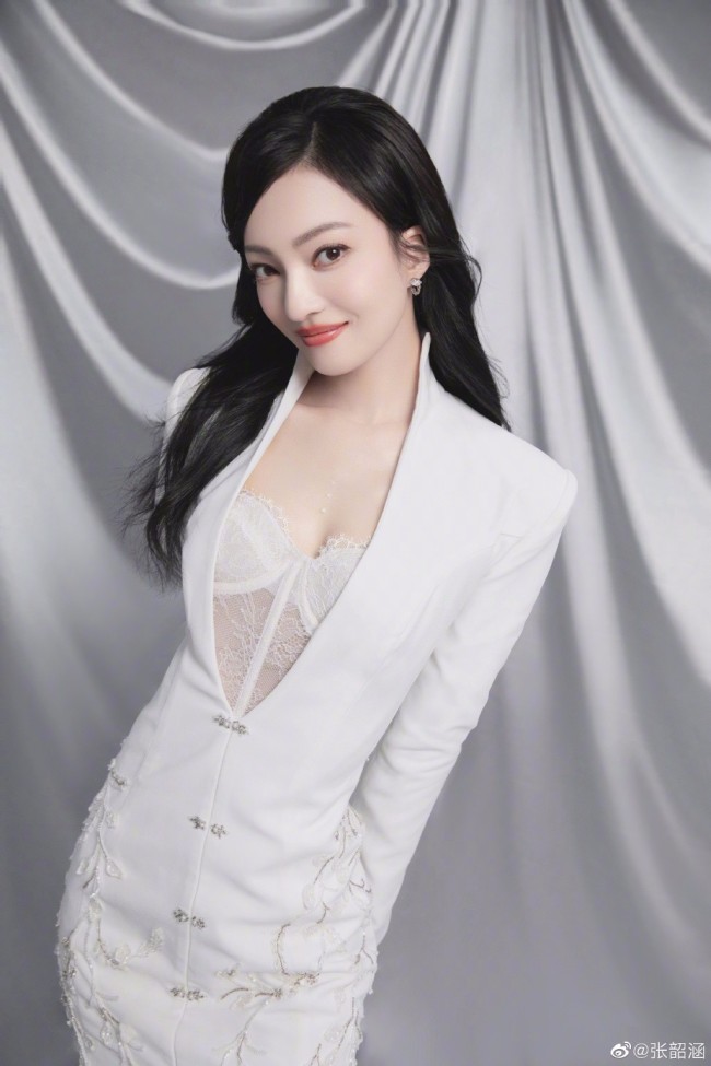 张韶涵晒九宫格美照白西装配轻纱优雅干练