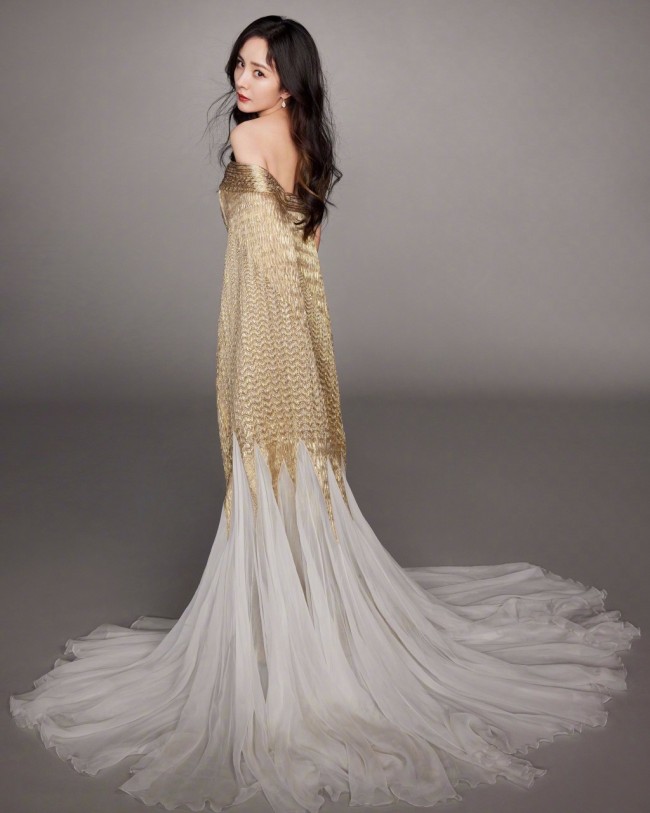 女神气场杨幂穿香槟色曳地长裙美艳动人