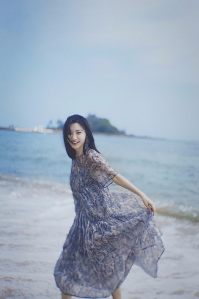 景甜海边美照曝光穿碎花纱裙回眸气质清冷