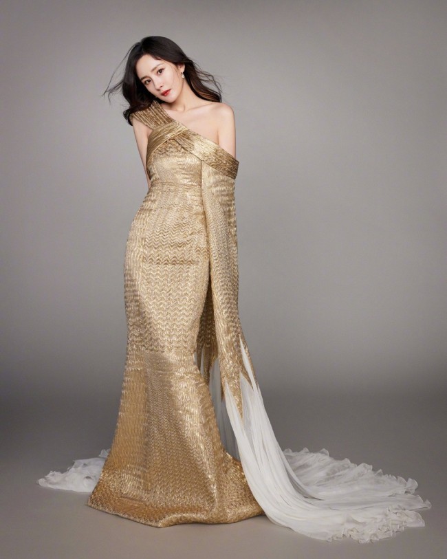 女神气场杨幂穿香槟色曳地长裙美艳动人