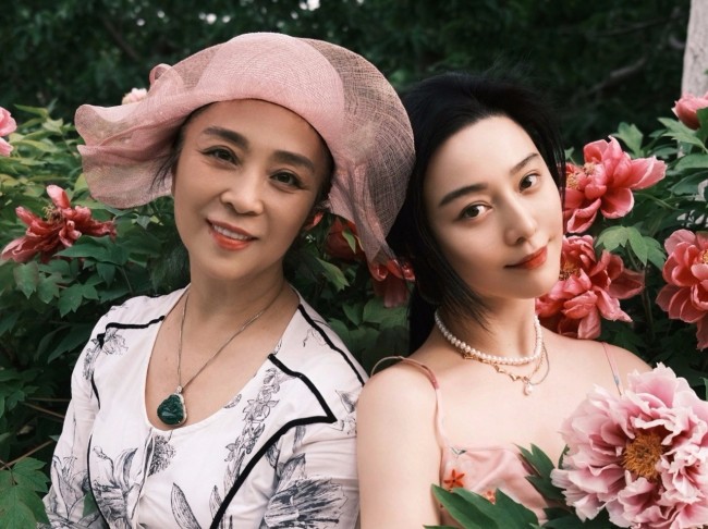 范冰冰新照曝光 与妈妈同框气质依旧好绝