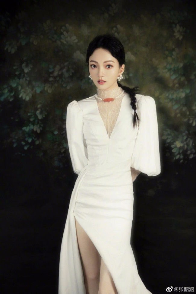张韶涵穿白色长裙似油画 古风造型温婉清雅