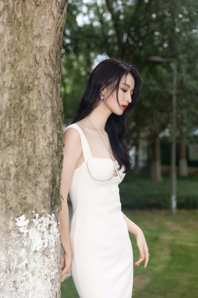 王楚然新写真气质迷人 穿白色吊带裙好魅惑