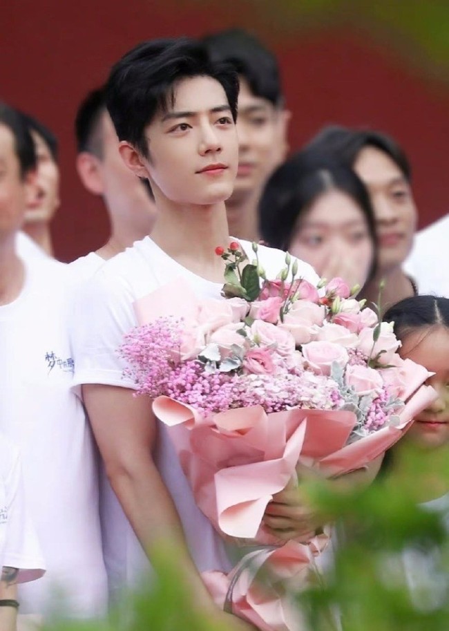 梦中的那片海杀青李沁肖战手捧鲜花告别剧组