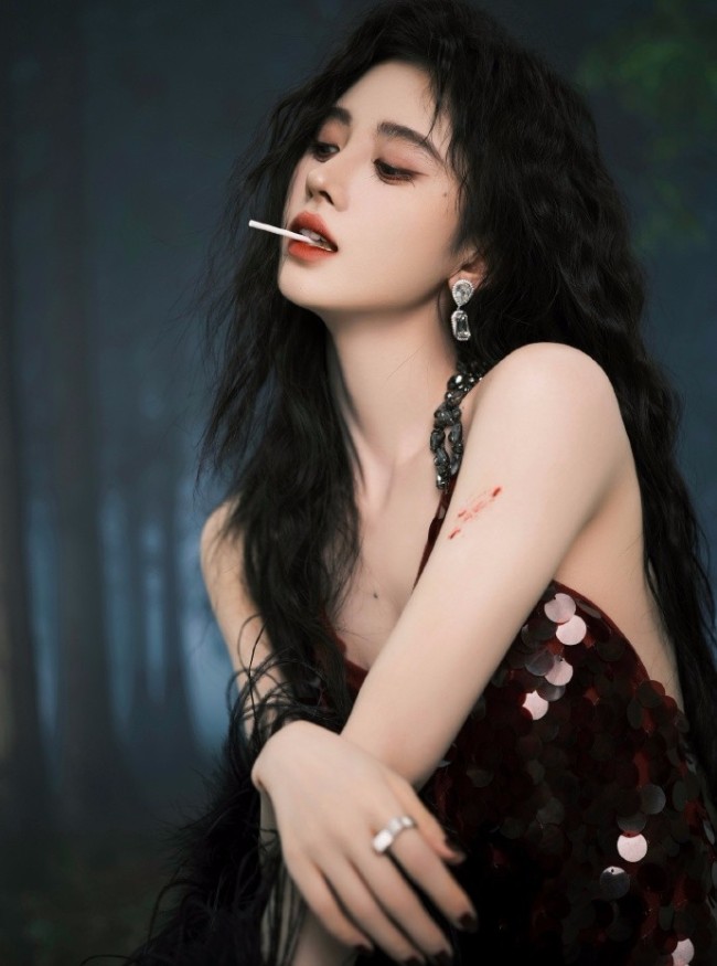 鞠婧祎穿露背裙拍写真叼棒棒糖眼神撩人
