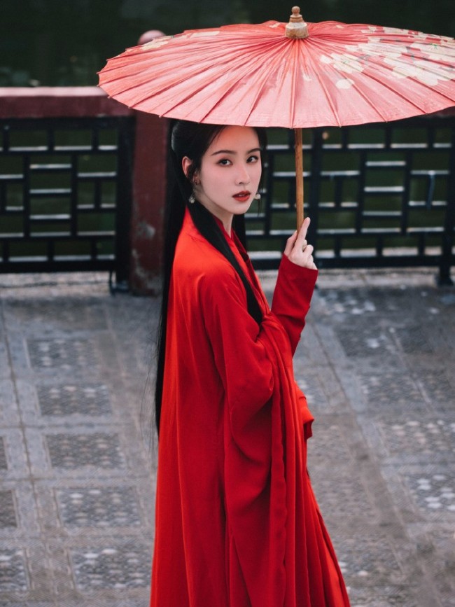 陈都灵红衣古装写真释出撑红伞漫步美如画