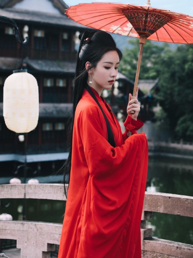 陈都灵红衣古装写真释出撑红伞漫步美如画