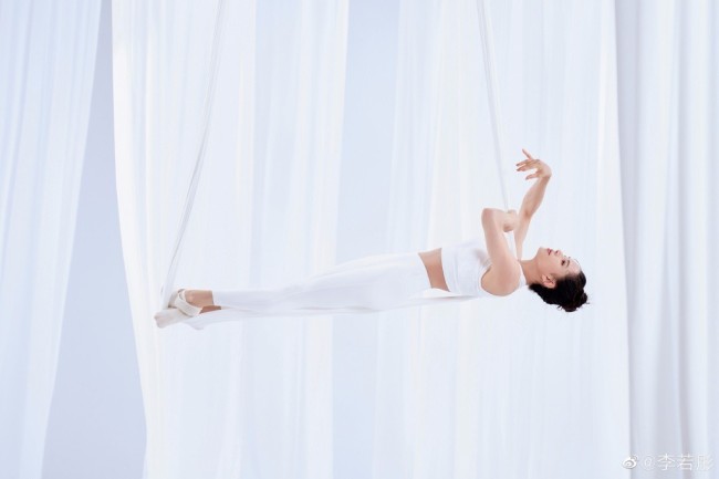 李若彤喜迎56岁生日秀超高难度空中瑜伽照