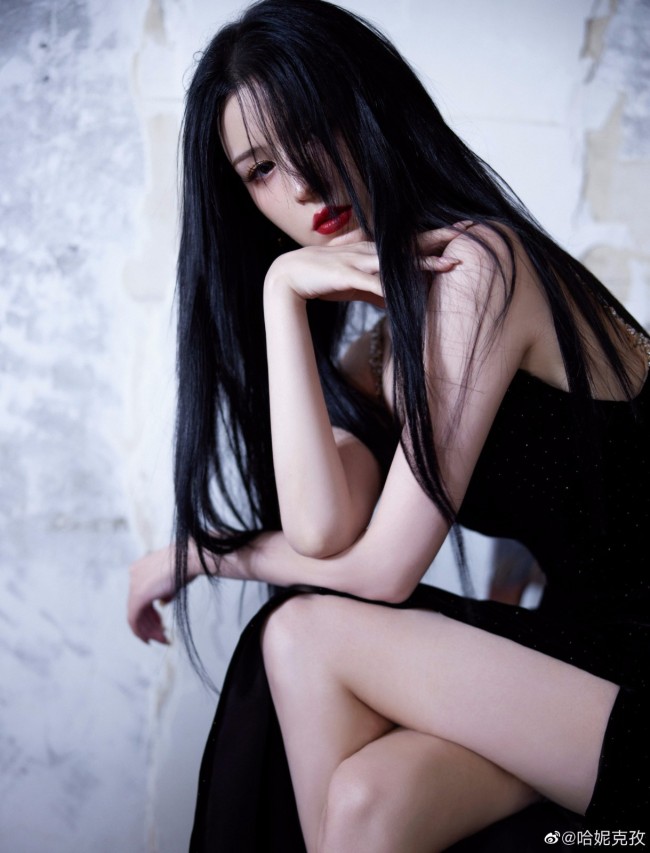 26岁哈妮克孜黑长直造型穿紧身黑裙秀好身材