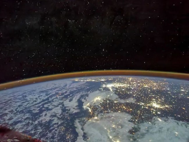  航天员汤洪波 摄 2021年7月30日，航天员汤洪波拍摄到了北非大陆上万家灯火的盛景，宇宙中的繁星与地球上的灯光交相辉映，共同演奏出了一首和谐的生活乐章。