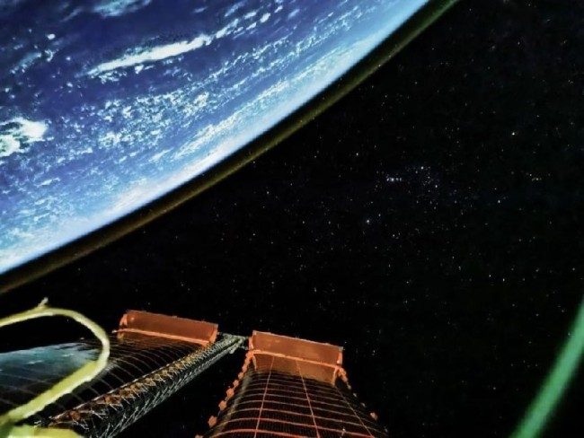 航天员聂海胜 摄 2021年8月24日晚上9点41分，太平洋上空，核心舱组合体的太阳能帆板如同引领中国航天迈向浩瀚宇宙的指针，指向更遥远灿烂的未来。