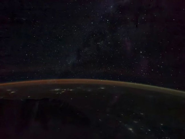  航天员汤洪波 摄 2021年8月8日，北京时间早上6点32分，核心舱组合体划过埃塞俄比亚高原上空，星星点点的夜空下，渲染了阳光斑斓的大气层温柔的拥抱着这个美丽的蓝色星球，远处索马里半岛的轮廓正指向阳光的方向。