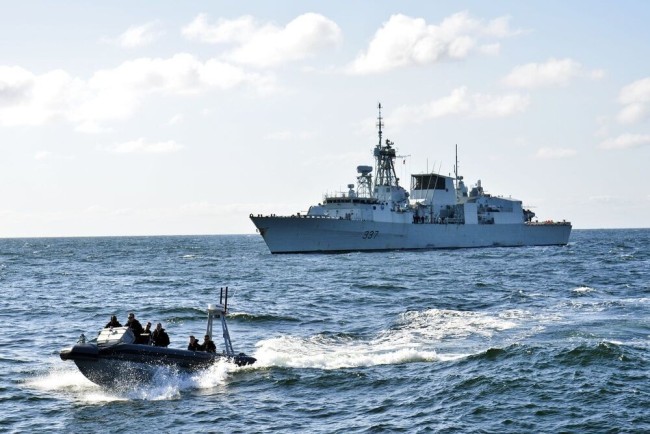 加拿大海軍護衛艦在挪威附近海域演習時發生火災