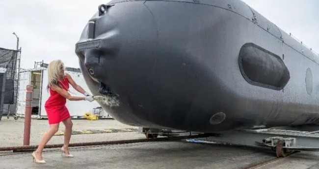 图为美国海军海上系统司令部发布的“虎鲸”超大型无人水下航行器首张照片