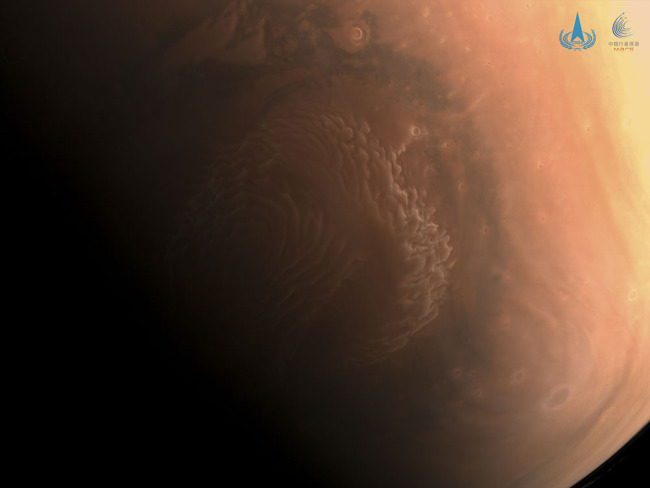 3月4日，国家航天局发布的由“天问一号”火星探测器拍摄的高清火星影像图，图为全色图像，画面为火星北极区域。国家航天局 图