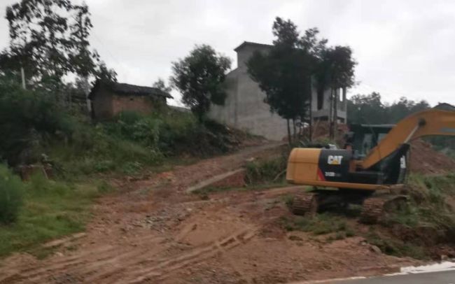 8月13日，何店镇王店村，有挖土机修整被冲毁的村路。受访者供图