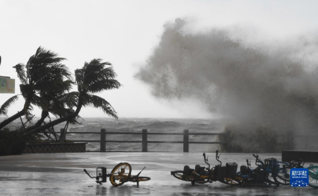 10月13日，在海口市美丽沙路附近的海边，巨浪拍击海岸。