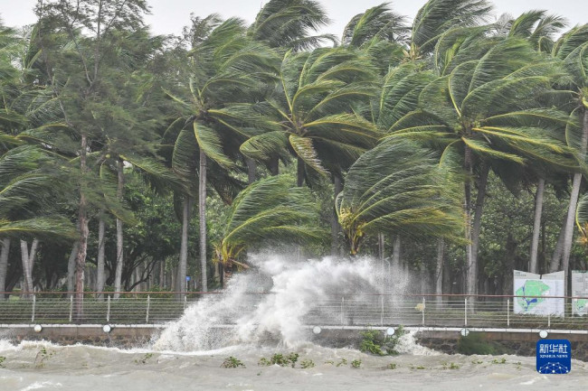 这是10月13日上午10时在海口市海口湾拍摄的风浪。