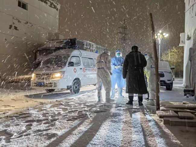内蒙古额济纳旗迎来大风降雪 各部门强化防疫保障