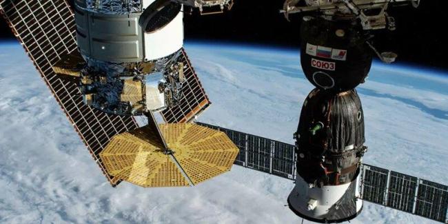 国际空间站受太空垃圾威胁 俄宇航员进飞船躲避
