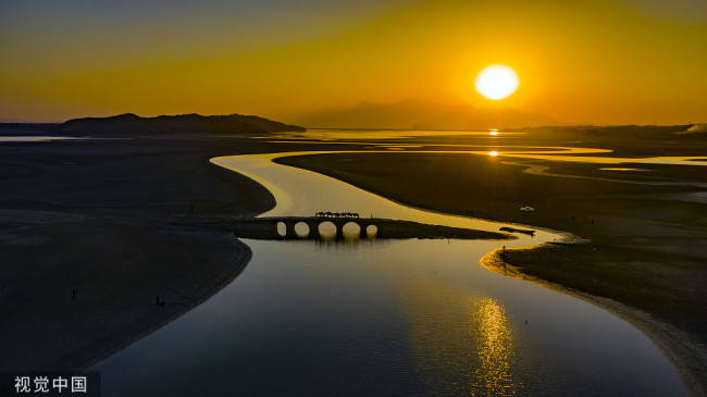鄱阳湖湖底明代五孔桥露出水面